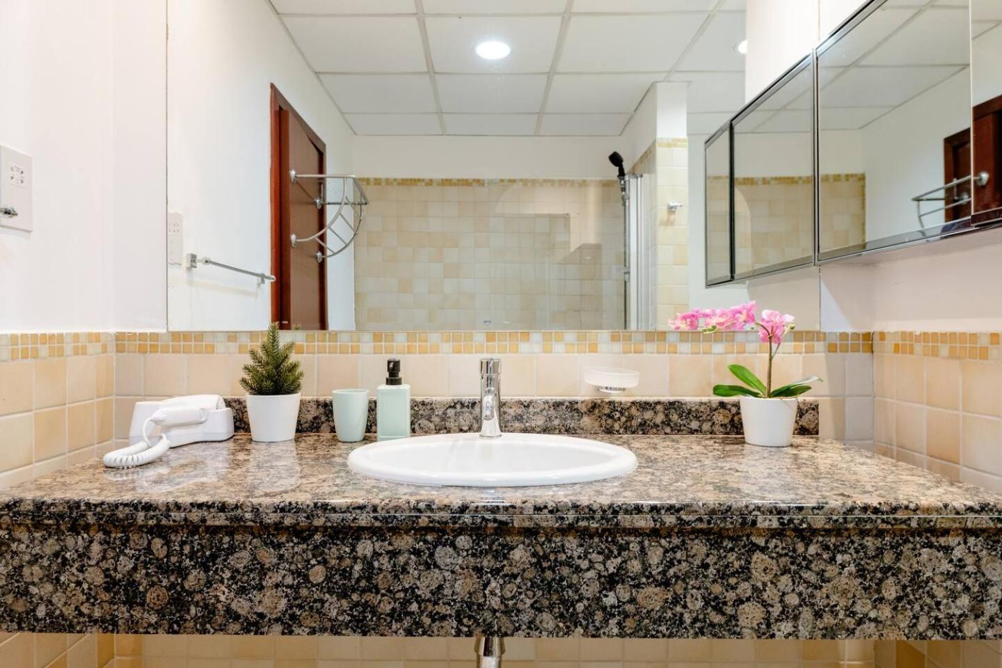 Moonlight Hostel Jbr - 2Min Walk To Jbr Beach - Gym - 2Min Metro Station - Poll Ντουμπάι Εξωτερικό φωτογραφία